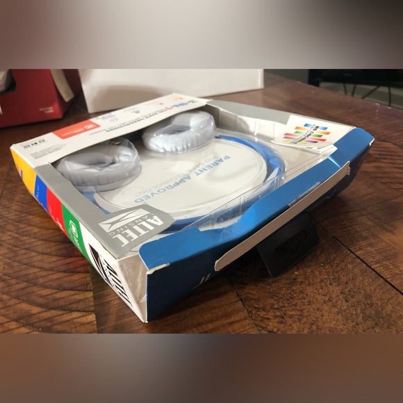 Altec Lansing 3-in-1 Kid Friendly Volume Limiting Over Ear Headphones and Mic - Picture 4 of 6